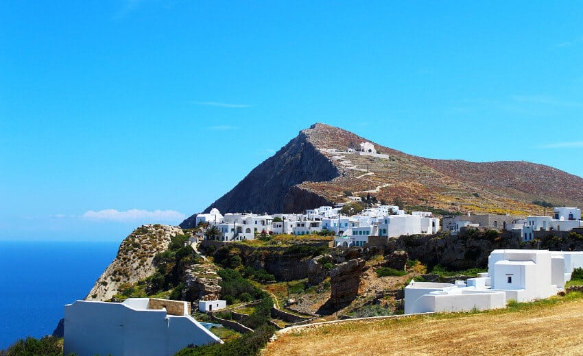 Ein Dorf mit typisch griechischen weißen Häusern auf der Insel Folegandros.